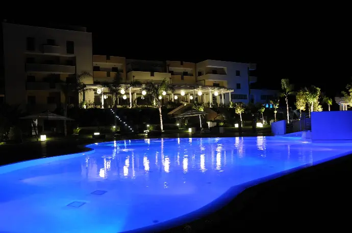 Alimentazione sicura con Trasformatori Neon per l'illuminazione dell'hotel