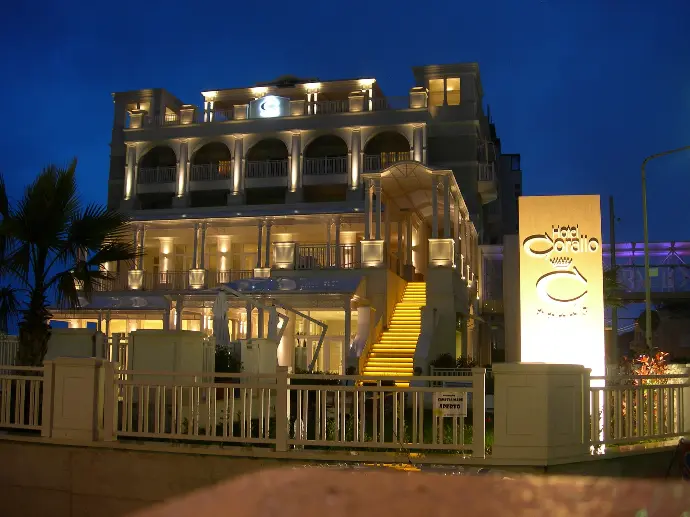 Illuminazione Pareti Esterne dell'Hotel Corallo con luci LED