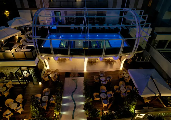 Illuminazione piscina sospesa con trasformatori neon