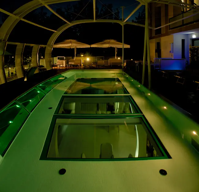 Illuminazione avanzata piscina sospesa con trasformatori neon