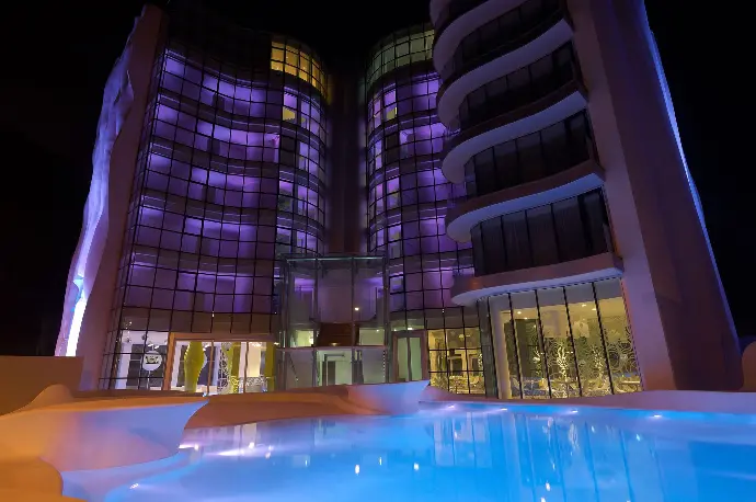 Illuminazione pareti esterne Suite Hotel Tector
