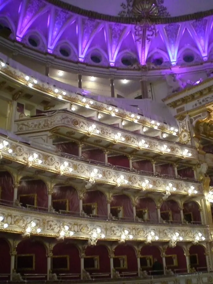 Design illuminazione personalizzata Teatro Petruzzelli Bari