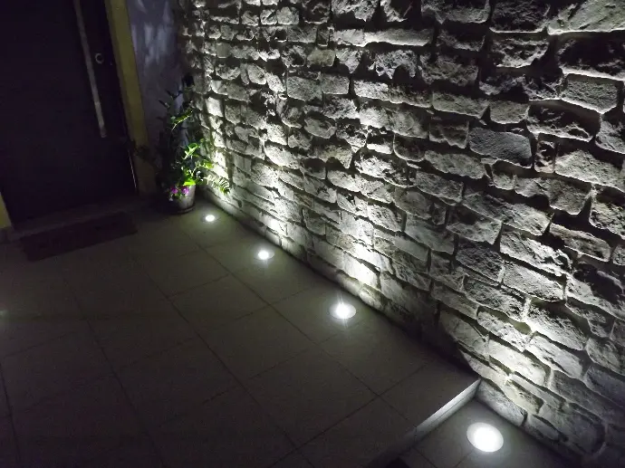 Soluzioni per illuminare facciata casa con stile