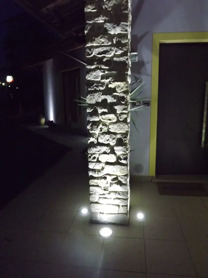 Illuminare facciata casa con luci architettoniche