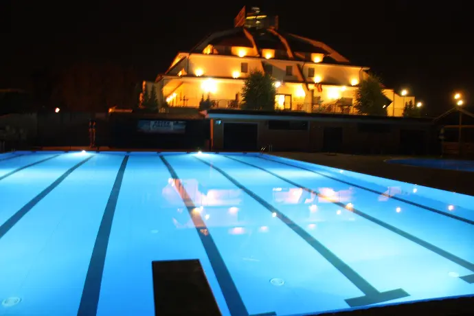 Illuminazione Facciata Esterna che valorizza l'ingresso del centro benessere